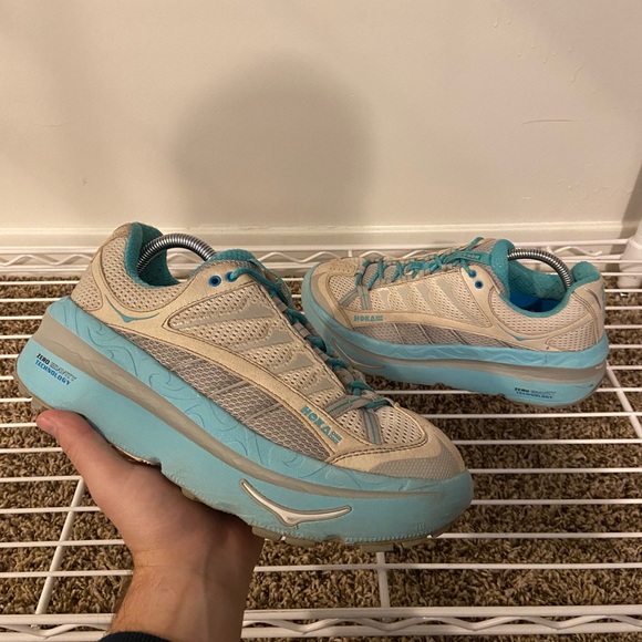 time to fly hoka one one